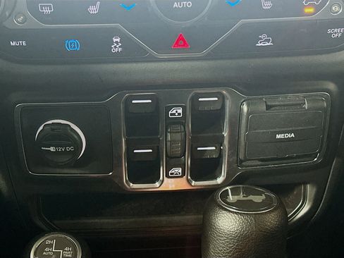 Used 2025 Jeep Wrangler Sahara image 25