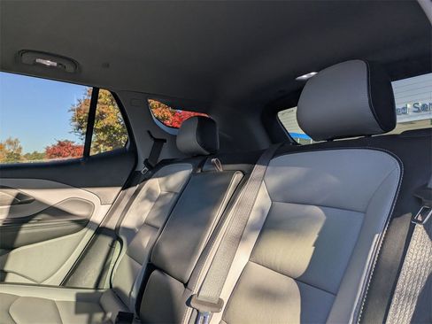 Used 2023 GMC Terrain SLT image 25