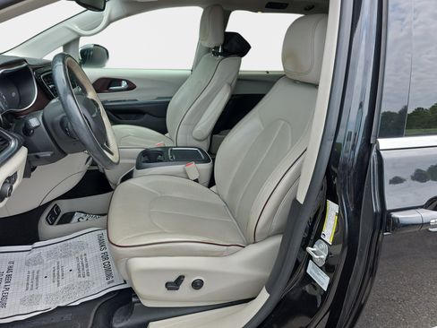 Used 2017 Chrysler Pacifica Limited FWD image 5