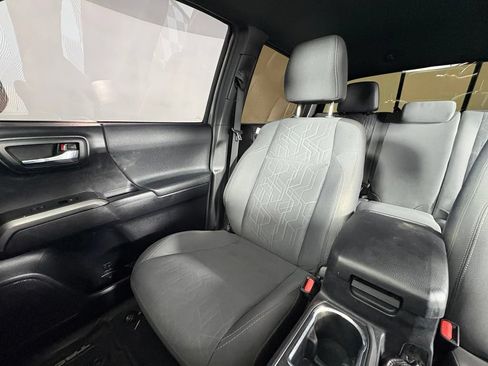 Used 2019 Toyota Tacoma TRD Sport w/ Technology Package AWD/4WD image 17