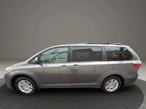 Used 2017 Toyota Sienna XLE w/ XLE Navigation Package image 8