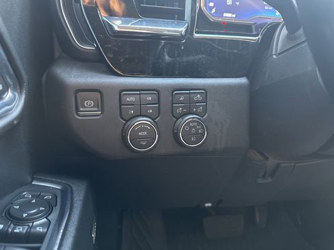 Used 2024 Chevrolet Silverado 2500 LTZ w/ LTZ Convenience Package image 18