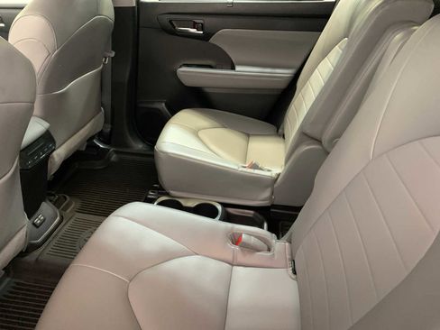 Used 2022 Toyota Highlander XLE image 10