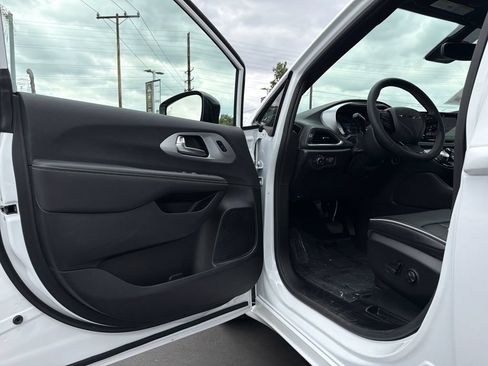 Used 2026 Chrysler Pacifica Limited w/ S Appearance Package FWD image 11