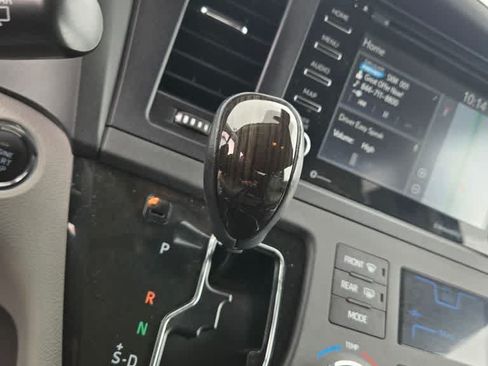 Used 2018 Toyota Sienna XLE w/ XLE Navigation Package FWD image 13