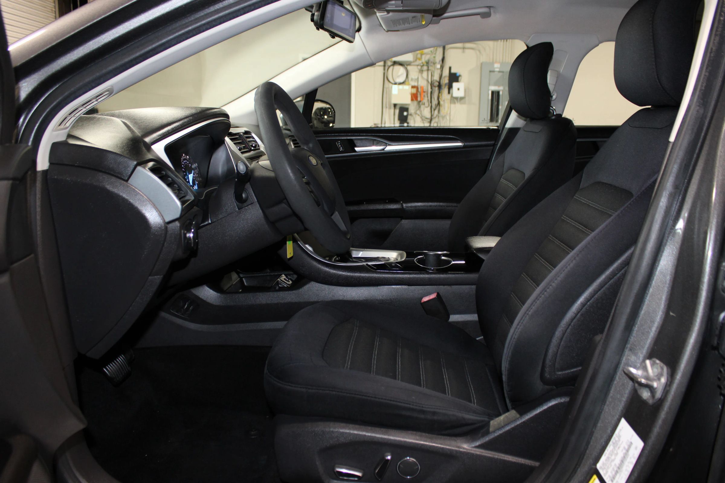 Used 2014 Ford Fusion SE FWD image 8
