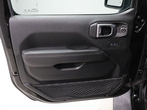 Used 2020 Jeep Gladiator Overland AWD/4WD image 12