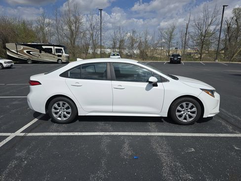 Used 2021 Toyota Corolla LE image 2