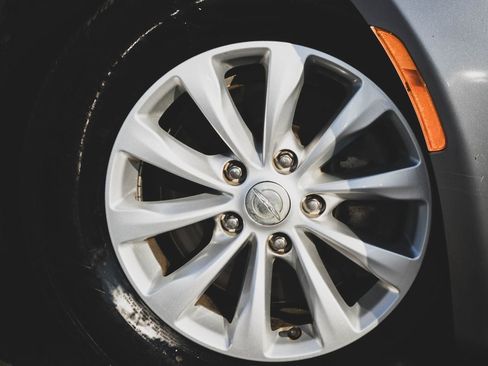 Used 2019 Chrysler Pacifica Touring-L image 31