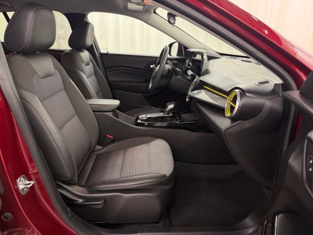Used 2025 Chevrolet Trax LT FWD image 12