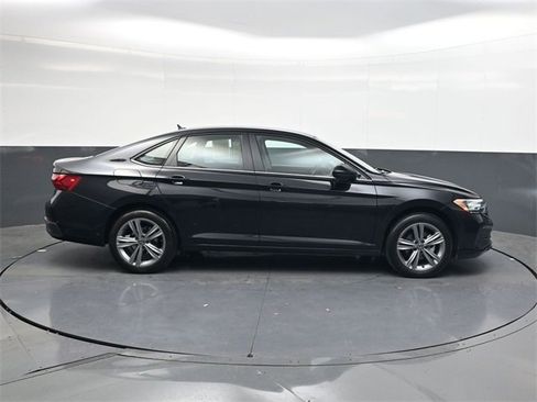 Used 2024 Volkswagen Jetta SE image 3