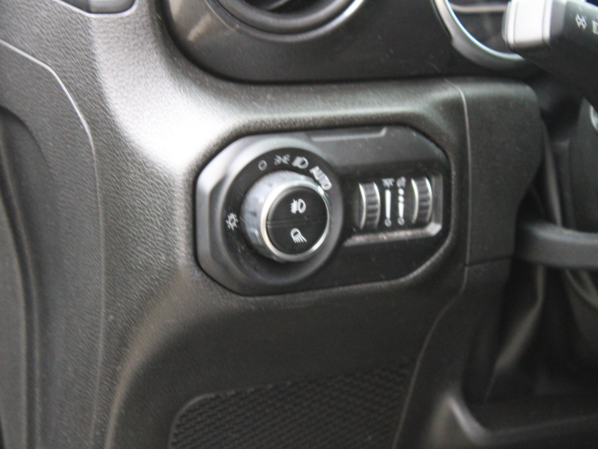 Used 2022 Jeep Gladiator Sport AWD/4WD image 15