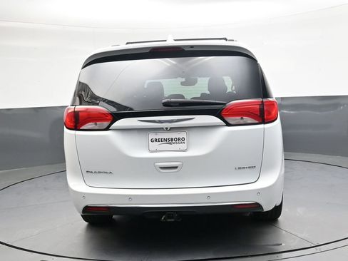 Used 2017 Chrysler Pacifica Limited FWD image 4