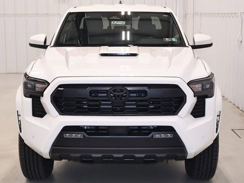 Used 2024 Toyota Tacoma TRD Sport w/ TRD Sport Upgrade Package AWD/4WD image 4