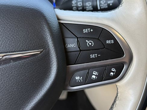 Used 2017 Chrysler Pacifica Limited w/ UConnect Theater Package FWD image 15