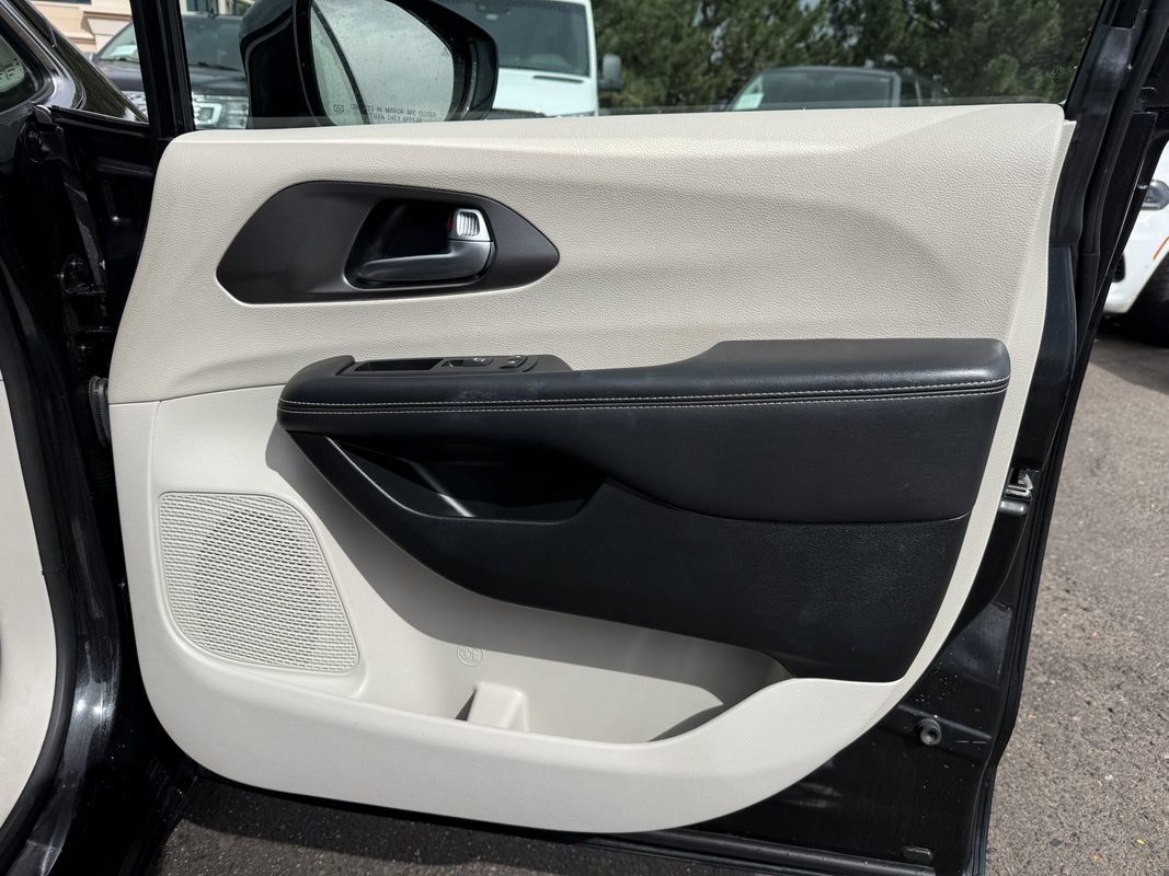 Used 2024 Chrysler Pacifica Touring-L FWD image 25
