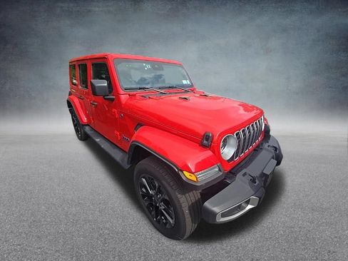 Used 2025 Jeep Wrangler Unlimited Sahara AWD/4WD image 9