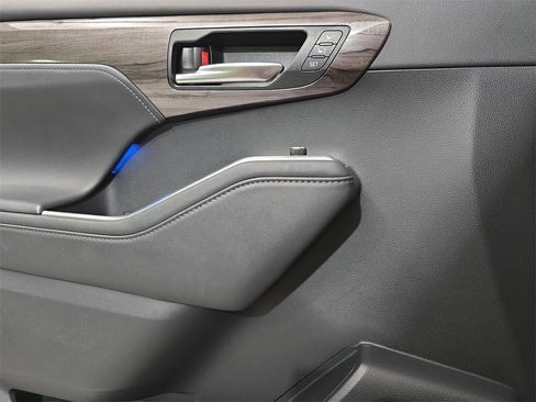 Used 2021 Toyota Highlander Platinum image 30