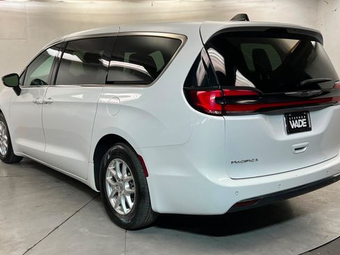 Used 2024 Chrysler Pacifica Touring-L FWD image 3