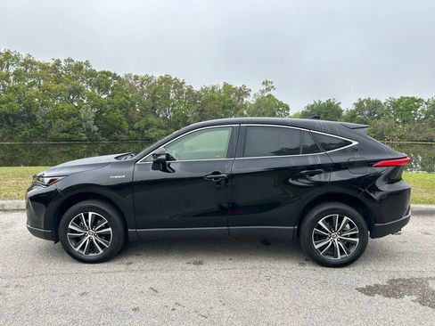 Used 2021 Toyota Venza LE image 2