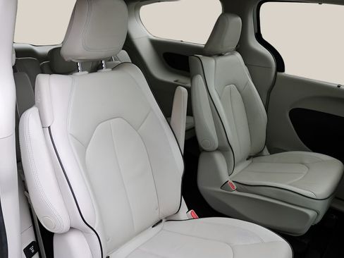 Used 2018 Chrysler Pacifica Limited w/ Advanced Safetytec Group FWD image 21