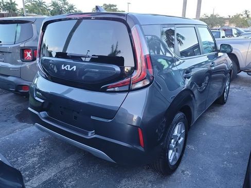 Used 2023 Kia Soul LX w/ LX Technology Package FWD image 3