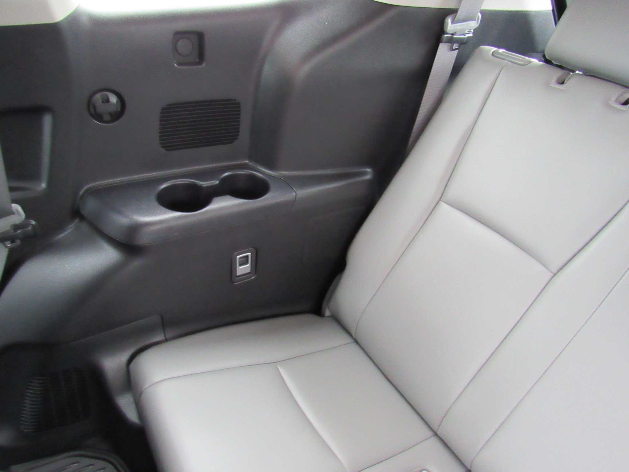 Used 2023 Toyota Highlander XLE AWD/4WD image 38