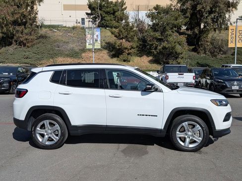Used 2023 Jeep Compass Latitude image 2