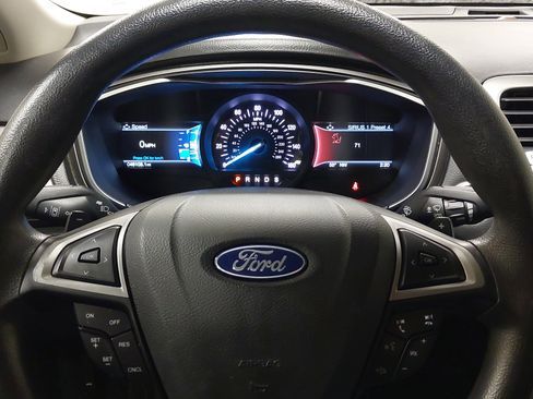 Used 2019 Ford Fusion SE image 18