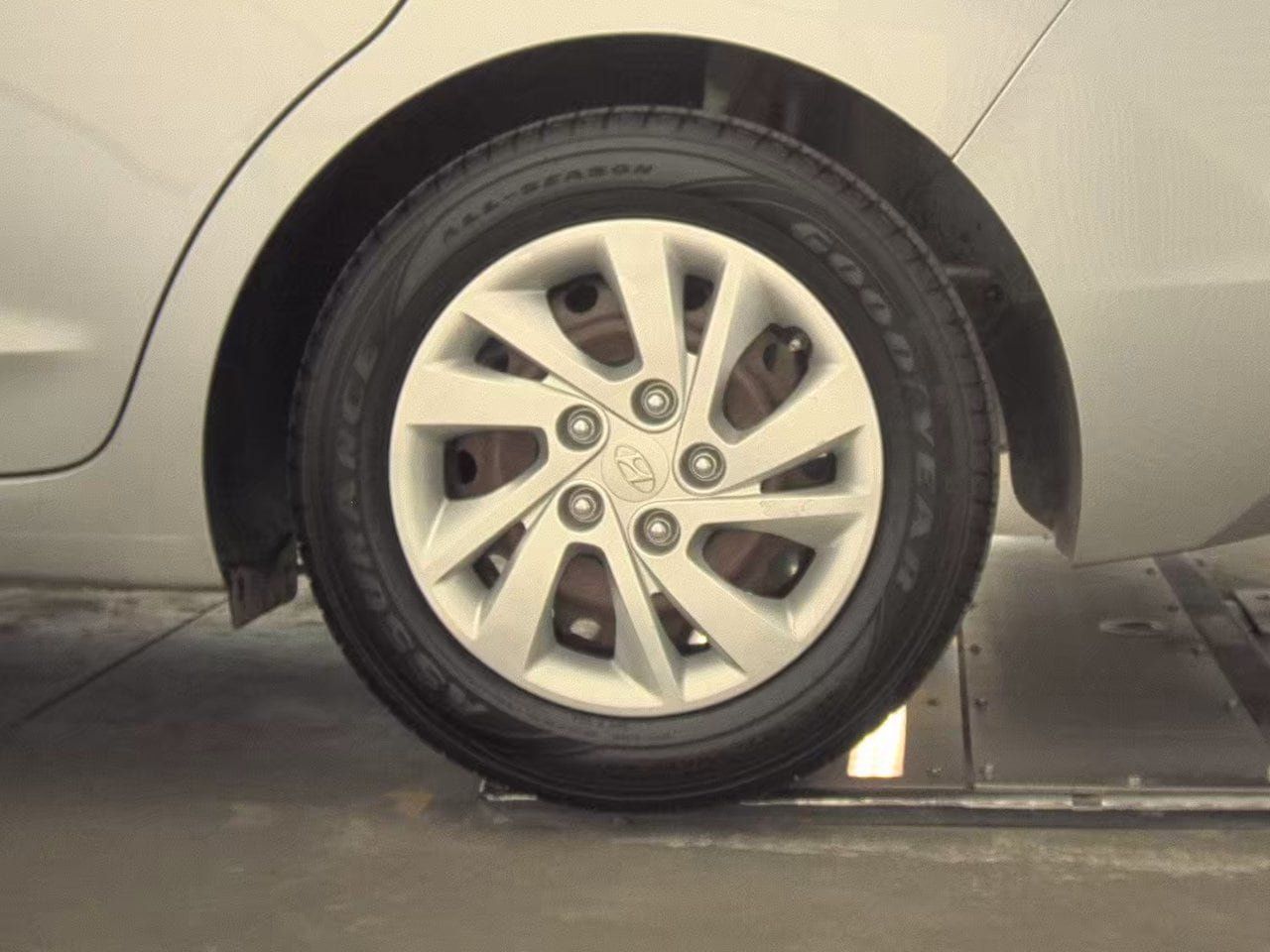 Used 2020 Hyundai Elantra SE FWD image 9