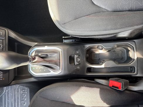 Used 2023 Jeep Renegade Trailhawk image 38