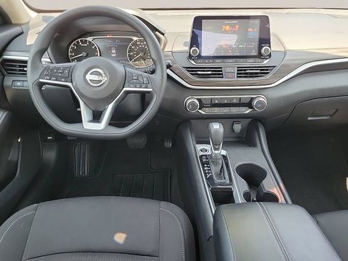 Used 2025 Nissan Altima 2.5 SV FWD image 10