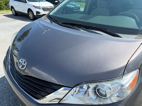 Used 2014 Toyota Sienna LE AWD/4WD image 19