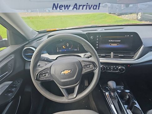 Used 2025 Chevrolet Trax LT FWD image 6