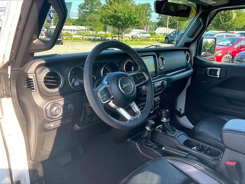 Used 2023 Jeep Wrangler Unlimited Sahara w/ Cold Weather Group AWD/4WD image 8