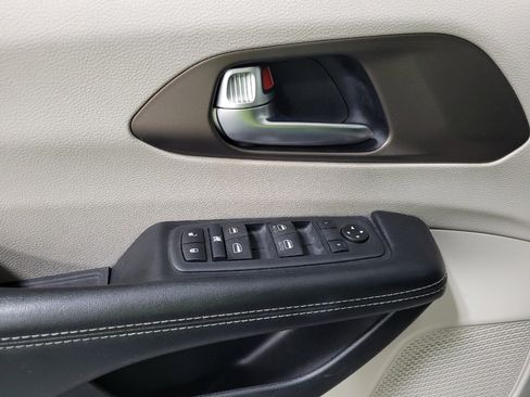 Used 2020 Chrysler Voyager Lxi FWD image 27