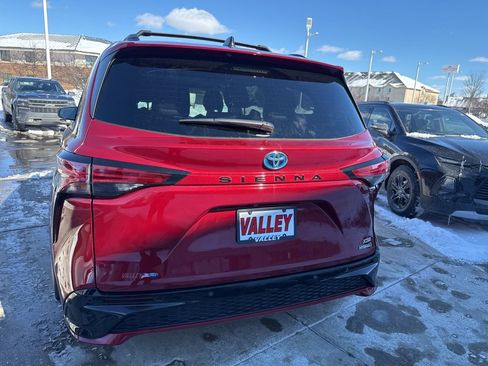 Used 2022 Toyota Sienna XSE image 6