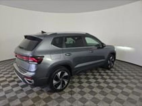 Used 2025 Volkswagen Taos SE AWD/4WD image 16