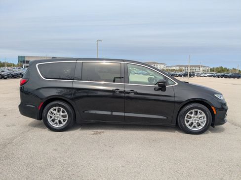 Used 2023 Chrysler Pacifica Touring-L image 3