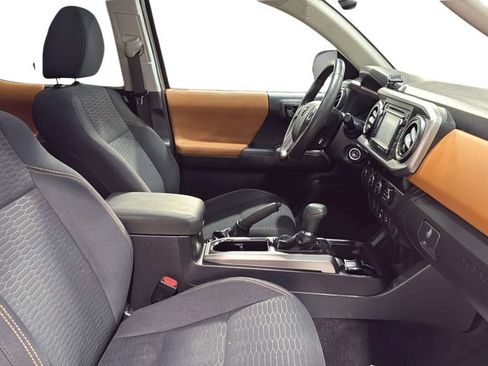 Used 2019 Toyota Tacoma SR5 AWD/4WD image 10
