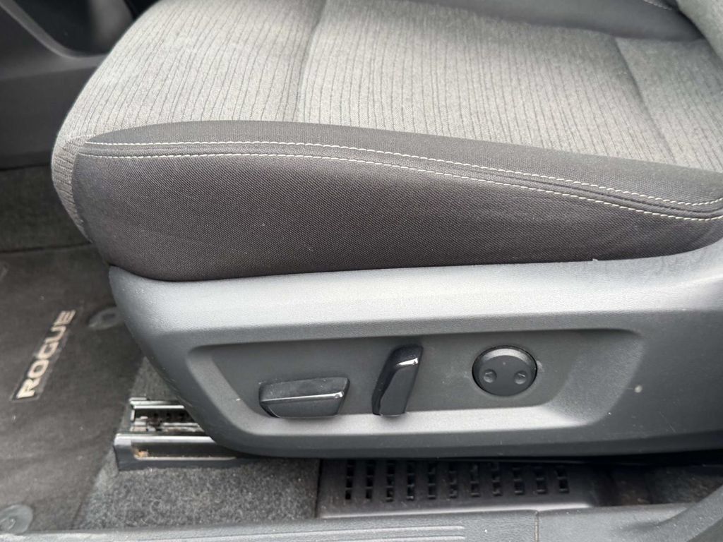 Used 2023 Nissan Rogue SV FWD image 23