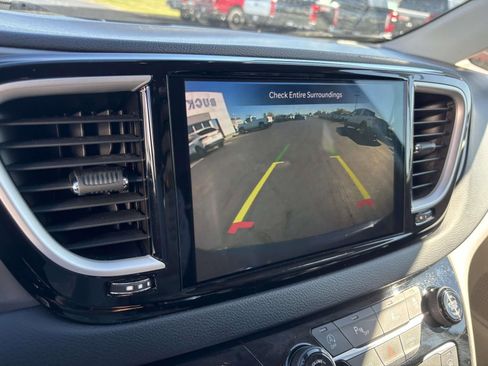 Used 2021 Chrysler Pacifica Touring-L image 22