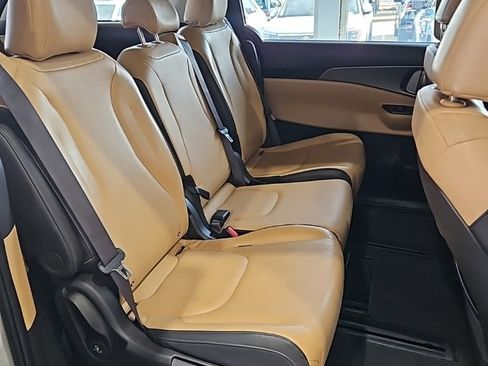 Used 2024 Kia Carnival LX image 15