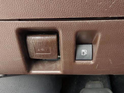 Used 2021 Toyota Highlander XLE FWD image 25