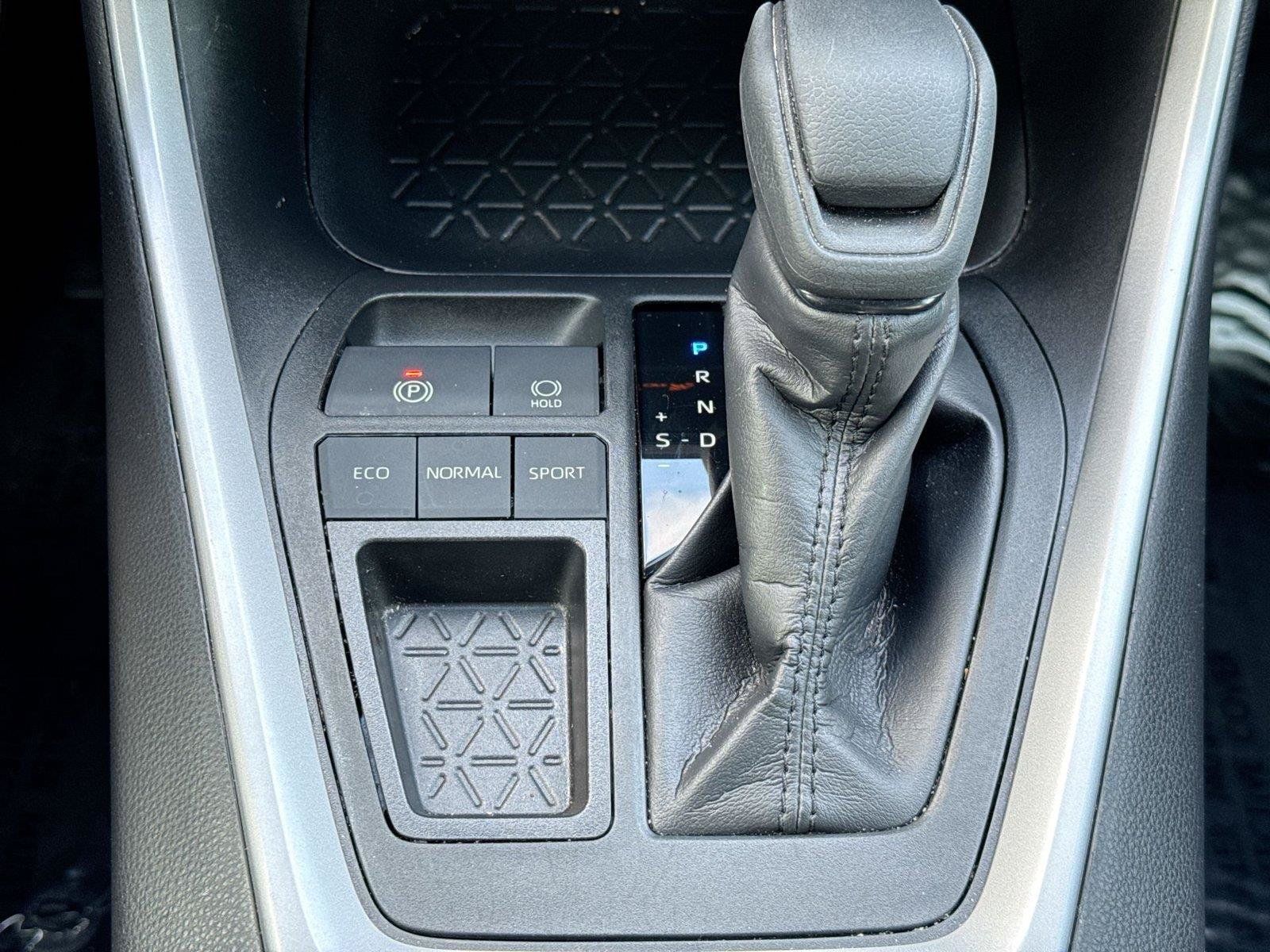 Used 2019 Toyota RAV4 XLE w/ Convenience Package FWD image 13