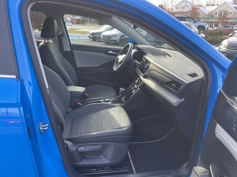 Certified 2023 Volkswagen Taos SE w/ Panoramic Sunroof Package image 11