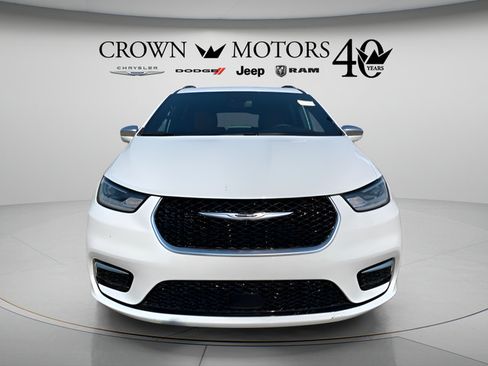 Used 2024 Chrysler Pacifica Pinnacle FWD image 8