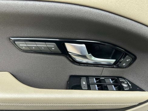 Used 2019 Land Rover Range Rover Evoque SE Premium image 21