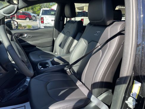 New 2026 Chrysler Pacifica Select image 13