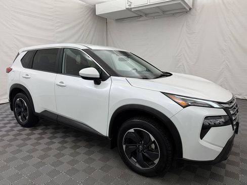 Used 2024 Nissan Rogue SV image 3